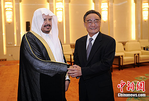 6月13日，中国全国人大常委会委员长吴邦国在北京人民大会堂会见了沙特阿拉伯王国协商会议主席阿卜杜拉·本·穆罕默德·本·易卜拉欣·谢赫。中新社发 廖攀 摄