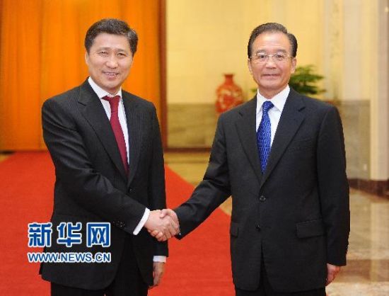 6月16日，中国国务院总理温家宝在北京人民大会堂举行仪式，欢迎蒙古国总理巴特包勒德访华。新华社记者 刘建生 摄