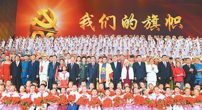 6月29日晚，庆祝中国共产党成立90周年文艺晚会《我们的旗帜》在北京人民大会堂隆重举行。党和国家领导人胡锦涛、吴邦国、温家宝、贾庆林、李长春、习近平、李克强、贺国强、周永康与首都各界群众欢聚一堂，共庆党的生日。新华社记者 李涛摄