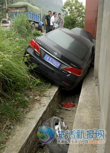 为避让电动车 小车翻<em>阴沟</em>_新闻中心_新浪网