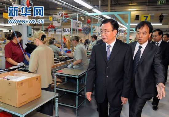 7月7日，正在波兰进行正式友好访问的中共中央政治局常委、中央纪委书记贺国强参观TCL波兰电视机生产厂。新华社记者 李涛 摄
