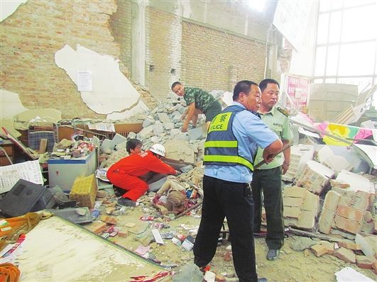 内蒙古宁城县客运站墙体倒塌 两名乘客被埋