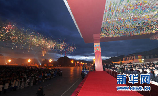 7月19日，庆祝西藏和平解放60周年焰火晚会在拉萨举行。这是中共中央政治局常委、国家副主席、中央军委副主席、中央代表团团长习近平等出席焰火晚会。新华社记者 饶爱民 摄