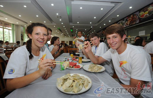 美国佩顿中学师生抵沪访问 包饺子、学汉语不