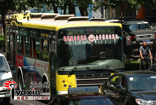 新疆乌鲁木齐市17路公交司机为争取待遇集体
