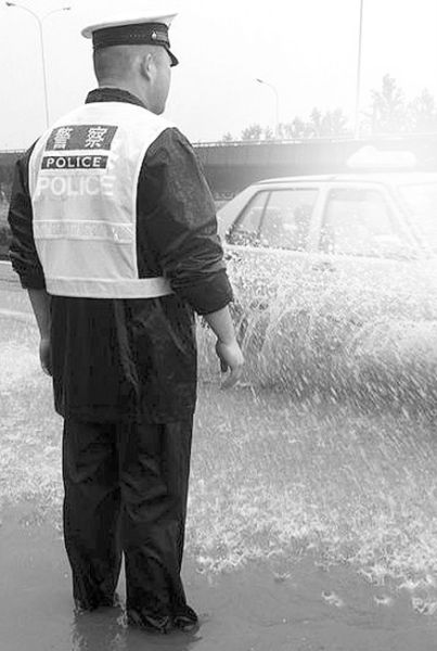 胖交警雨中指挥交通 网友送外号滚滚儿