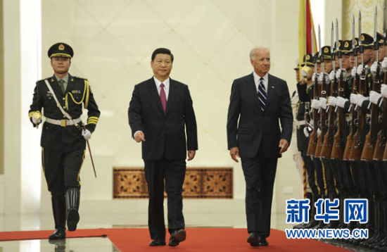 8月18日，中国国家副主席习近平在北京人民大会堂北大厅为美国副总统拜登访华举行欢迎仪式。新华社记者谢环驰摄