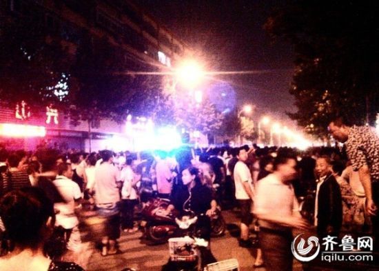 网友手机拍摄济南一狱警街头打人被围堵场景。 网友手机拍摄济南一狱警街头打人被围堵场景。