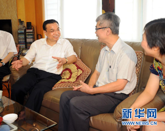 8月16日，国务院副总理李克强前往香港居民家庭，亲切看望香港市民。这是在九龙蓝田丽港城，李克强与居民郭桂明（右二）亲切交谈。新华社记者 李涛 摄 