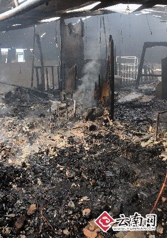 昆明建材市场20日发大火 9间仓库被烧毁