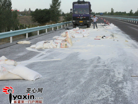 新疆连霍高速公路上一面粉车撞上货车 三吨面