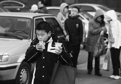  2009年11月15日，北京。一大早，“小升初”的家长们就带着自己小学六年级的孩子，在寒风中奔波于多个名校的“坑班”。CFP供图（资料图片）