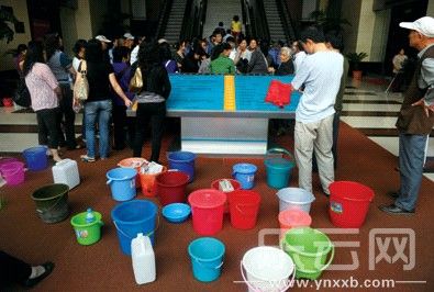 断水6天 居民到昆明五华区政府喊渴