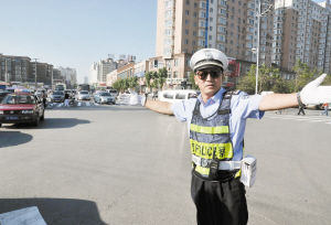 记者跟随交警感受他们真实的一面 整月无休 左腿发麻无暇看病