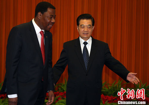 9月13日下午，中国国家主席胡锦涛在北京人民大会堂会见贝宁总统博尼·亚伊。中新社发 任晨鸣 摄