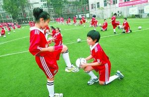 地坛小学人人会踢足球