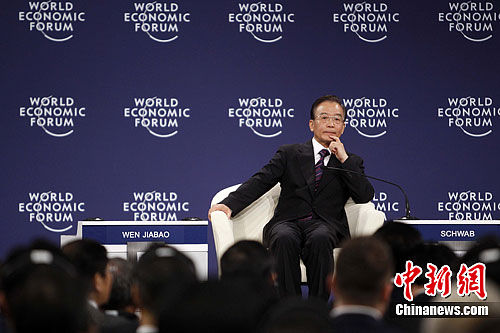 9月14日，中国国务院总理温家宝在大连出席夏季达沃斯论坛举行的企业家对话会，与企业家代表对话交流。中新社发 盛佳鹏 摄
