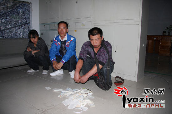 街头发名片出售假发票者。图片由乌鲁木齐市地税稽查局提供。 9月15日,乌市公安局经侦支队派出两名公安干警和乌鲁木齐市地税稽查局八名税务干部对中山路、新华北路、红旗路、友好路销售假发票者和发放名片的进行打击清理,并对经常在销售点的流窜人员进行了定位监控。 ? 当日共抓获发放名片的5名,送到公安局受教育的3名,收缴名片300张。目前打击行动还在继续中。