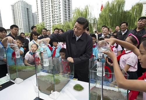 这是习近平在朝阳区茉藜园社区与青少年一起参与“把水留住”等科学体验活动。新华社记者 李学仁 摄
