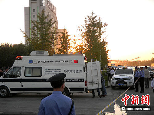 �¹ʹ�˾�ſڣ����������𣬻���Ӧ����⳵�ֳ���ҵ�����Ӻ� ��