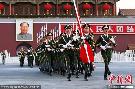 2011年10月1日清晨，北京天安门广场举行隆重的升旗仪式，庆祝中华人民共和国成立62周年。图片来源：CFP视觉中国