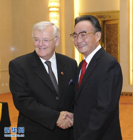 10月10日，中国全国人大常委会委员长吴邦国在北京人民大会堂会见加拿大参议长金塞拉。 新华社记者 马占成 摄