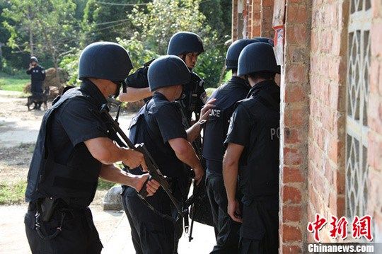 2011.10.16---广西毒贩持枪击伤警察劫持3名儿童后自杀