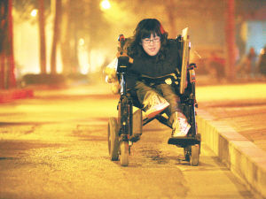轮椅女孩:夜市卖书救助失学儿童