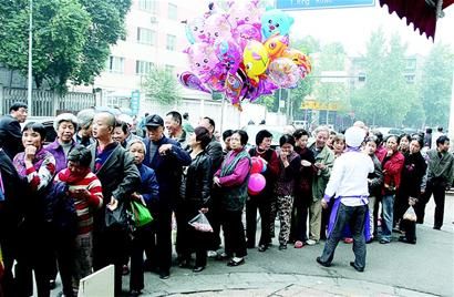 小店开业送蛋糕 分钱没赚倒贴一万