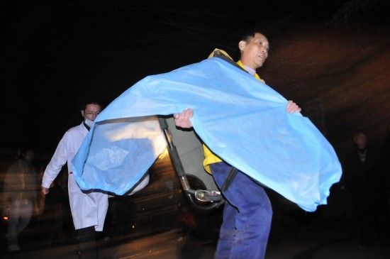 10月29日，霞流冲煤矿事故现场不断有救援人员赶到。新华社记者 周勉摄