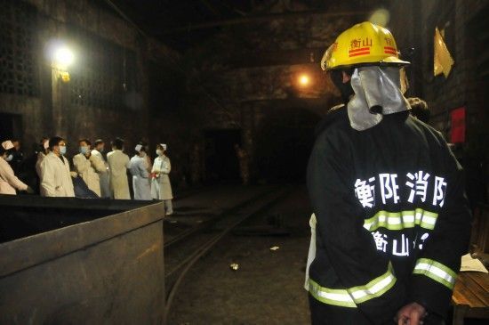 10月29日，救援人员从霞流冲煤矿矿井入口下井搜救被困人员。新华社记者 周勉摄