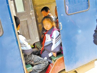 9名小学生挤进三轮小摩托 司机还透着浓浓的酒