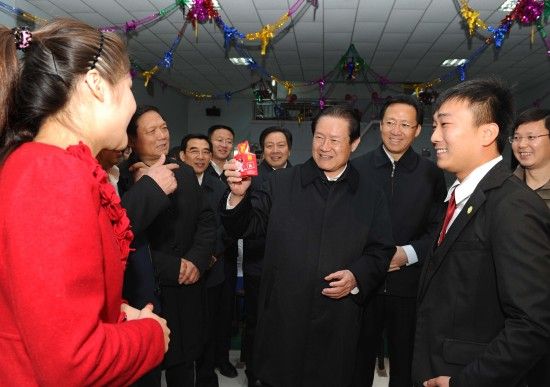 周永康在顺义区马坡镇庙卷村同一对准备结婚的新人亲切交谈，祝福他们生活美满。新华社记者 饶爱民 摄