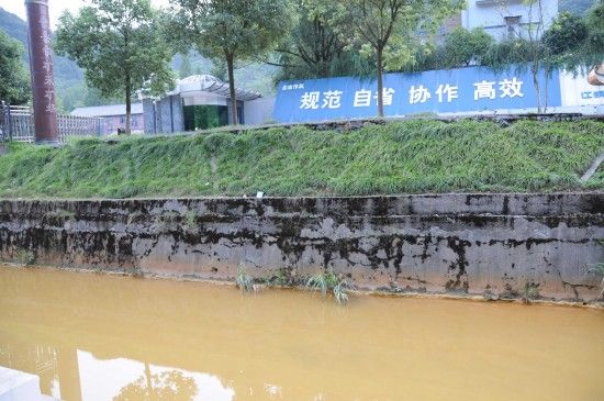 德兴铜矿采矿厂旁边流出的河水泛着黄色（8月28日摄）。新华社记者 胡锦武 摄