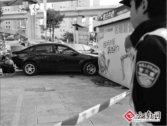 昆明街头警察开枪抓嫌犯 当场抓获一男一女