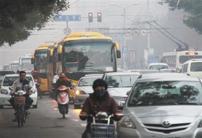 2011年11月17日7时20分，山东济南，山东师范大学附属小学的校车与小客车混行。陈宁 摄