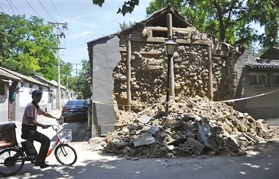 7��31�գ�������������ͬ���ڣ�һ��̮���ķ�ǽ�ҵ����Աߵ�·�ơ���������ͼ ��� ��