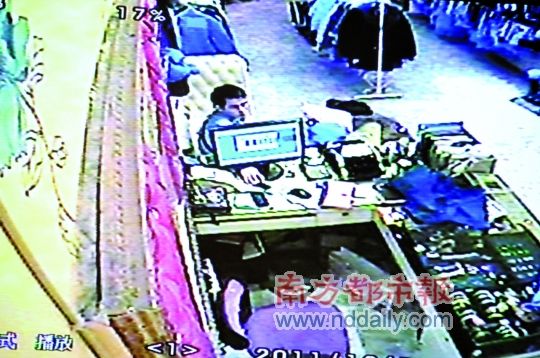 男女搭配掩护盗窃