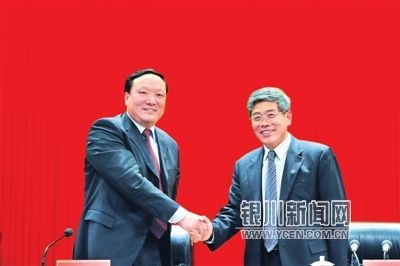 自治区党委副书记崔波与新任自治区党委常委、银川市委书记徐广国（左）亲切握手。银川晚报记者安稳摄