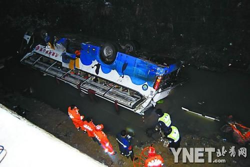贵州贵定旅游客车翻下大桥16人死亡