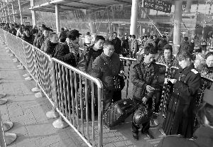 南京火车站检票口,出示车票的同时,还要出示证