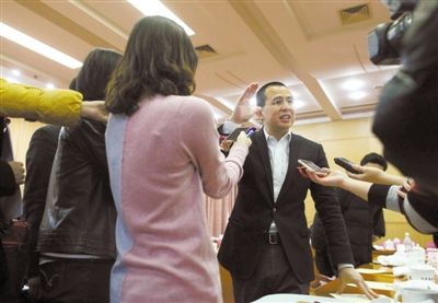 ���գ������������ģ��۰�ίԱ���󿬽���ý��ɷá��������� Ѧ�B ��