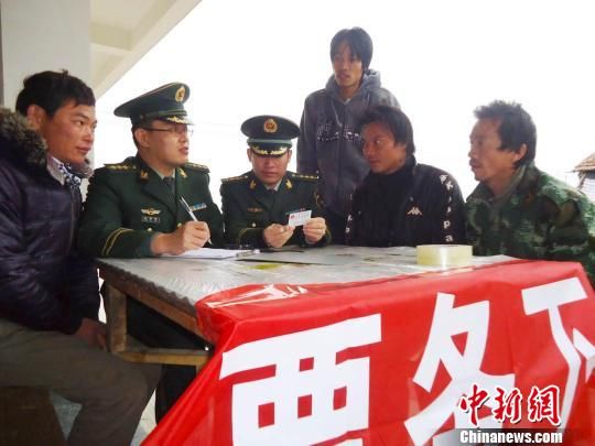 开“热线”、帮接送福建武警助力农民工购票返乡