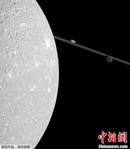 NASA公布罕见土星环横穿两卫星照片