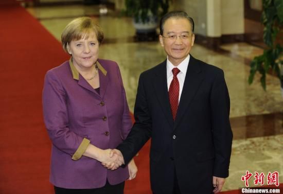 2月2日，中国国务院总理温家宝在北京人民大会堂举行仪式欢迎德国总理默克尔访华。中新社记者 廖攀 摄