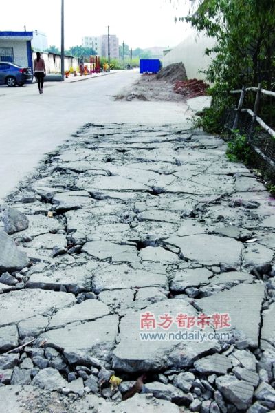 路面被毁却无人修