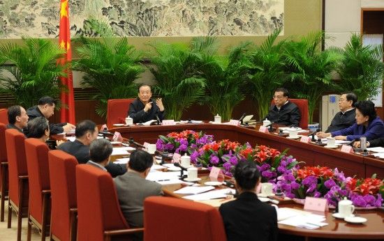 2月6日，温家宝听取专家、学者对《政府工作报告(征求意见稿)》的意见和建议。新华社记者 马占成 摄