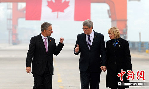 2月11日，加拿大总理哈珀一行抵达重庆开始参观访问。当日，哈珀一行参观重庆寸滩保税港区和重庆市动物园，并出席双方租借大熊猫签字仪式。图为哈珀一行在重庆寸滩保税港区参观。中新社记者 郭晋嘉 摄 