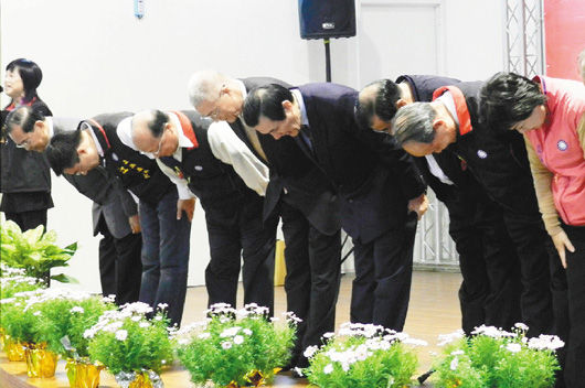 台中谢票鞠躬时间太短马英九要求重新来过