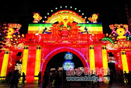 灯展围蔽收费延期惹争议